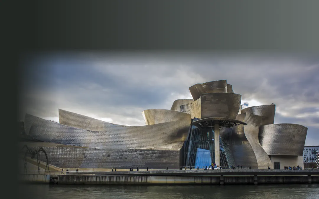 La apertura de desarrollo greenfield en reposo: el museo Guggenheim de Bilbao desde la ría